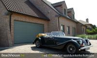 oldtimer morgan op hotel parking de