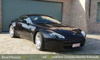 dreamcar aston martin op de parking van onze bed and breakfast
