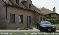 luxeauto aston martin op de parkeerplaats aan huis van onze b&b