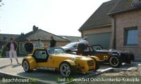 hangemaakte kitcar op de parking