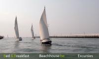 zeilboten op de havengeul van nieuwpoort